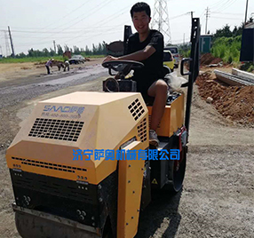 座駕振動壓路機，路面壓